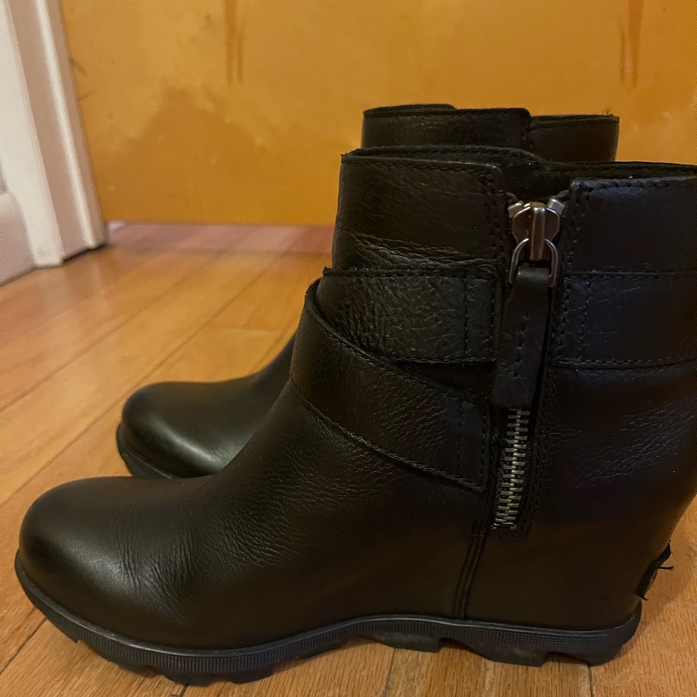 Sorel Joan of Arc Wedge II with buckle. Size 9.